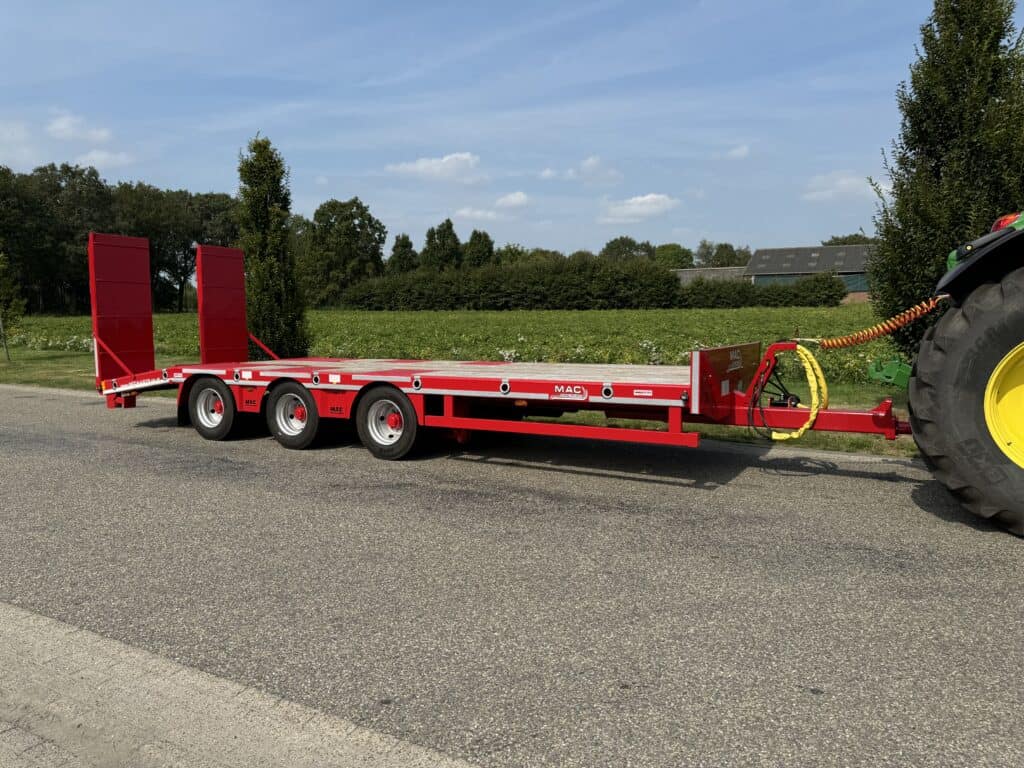 Efficiënte landbouwtrailer voor het transport van machines en gewassen, geschikt voor vestiging in Nederland.