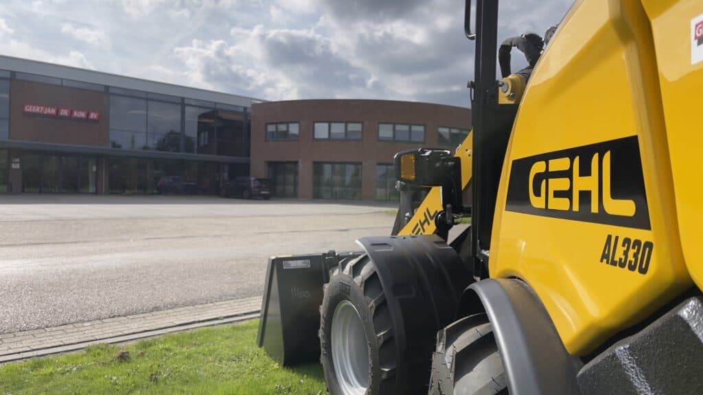 Compacte graafmachine op straat voor bouw- en grondwerkzaamheden, geschikt voor kleine projecten.