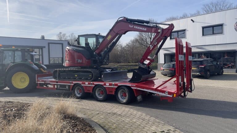 Rupetrailer met mini graafmachine voor bouw en tuinprojecten bij Geert-Jan de Kok B.V.