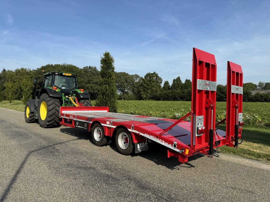 1. Bedrijfswagen met laadplatform en laadklep voor transport van landbouwmachines.