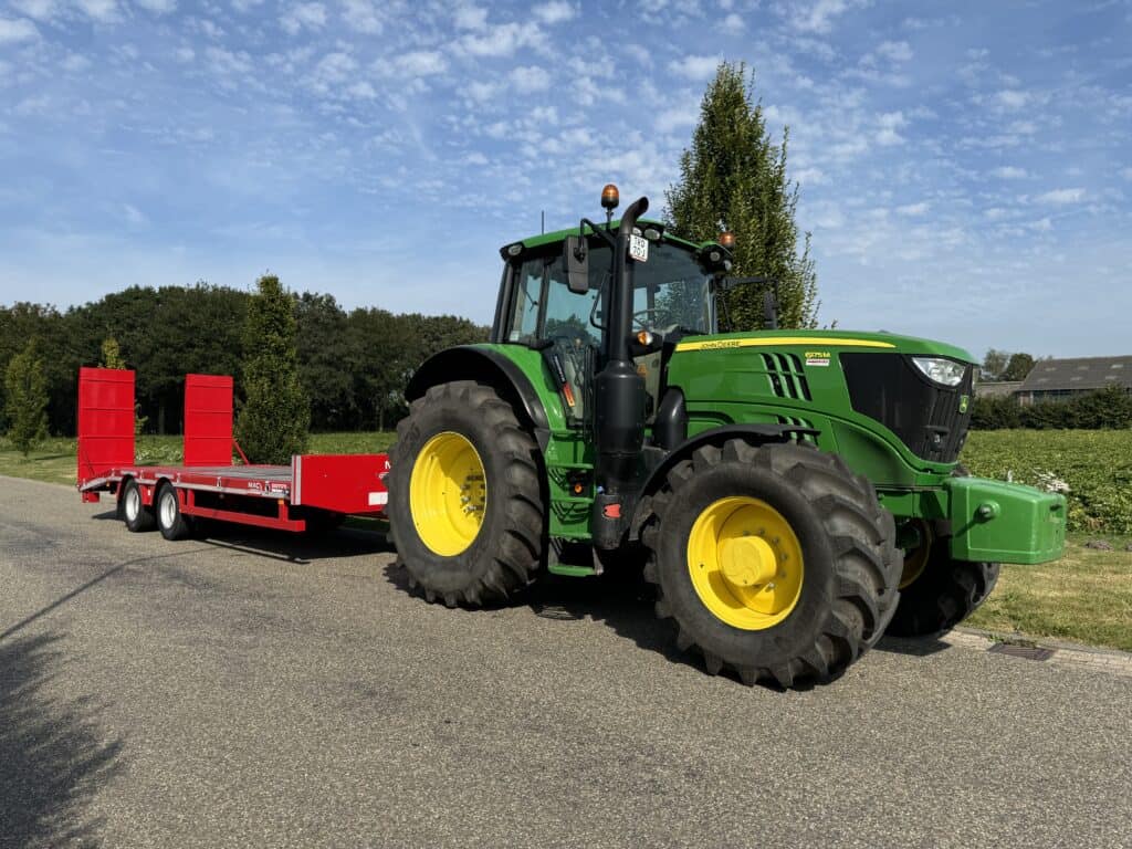 Efficiënte tractor en aanhangwagen voor landbouw- en transportwerkzaamheden in Nederland.
