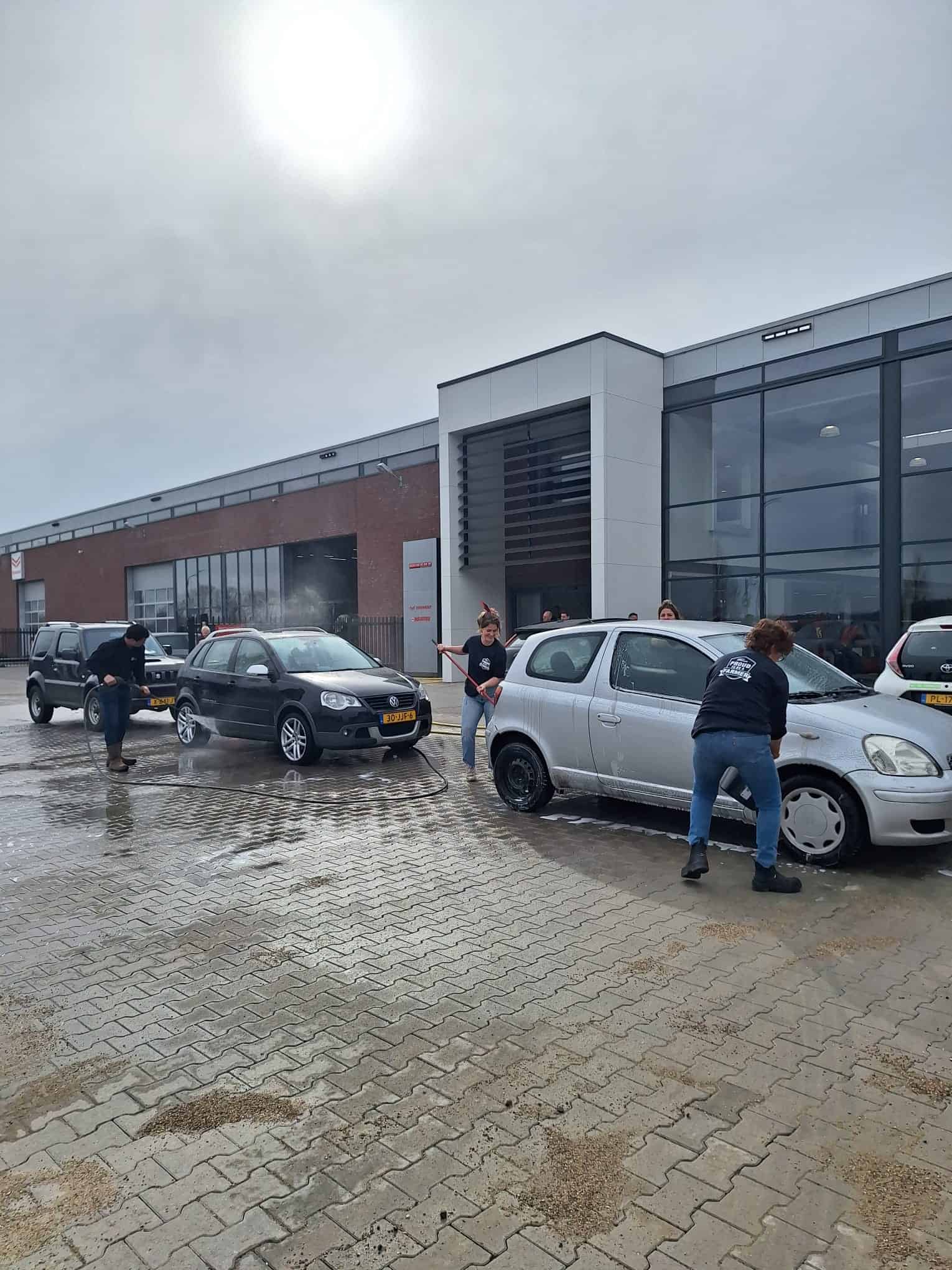 Auto wassen bij Geert-Jan de Kok B.V. in een moderne bedrijfslocatie Nederland.