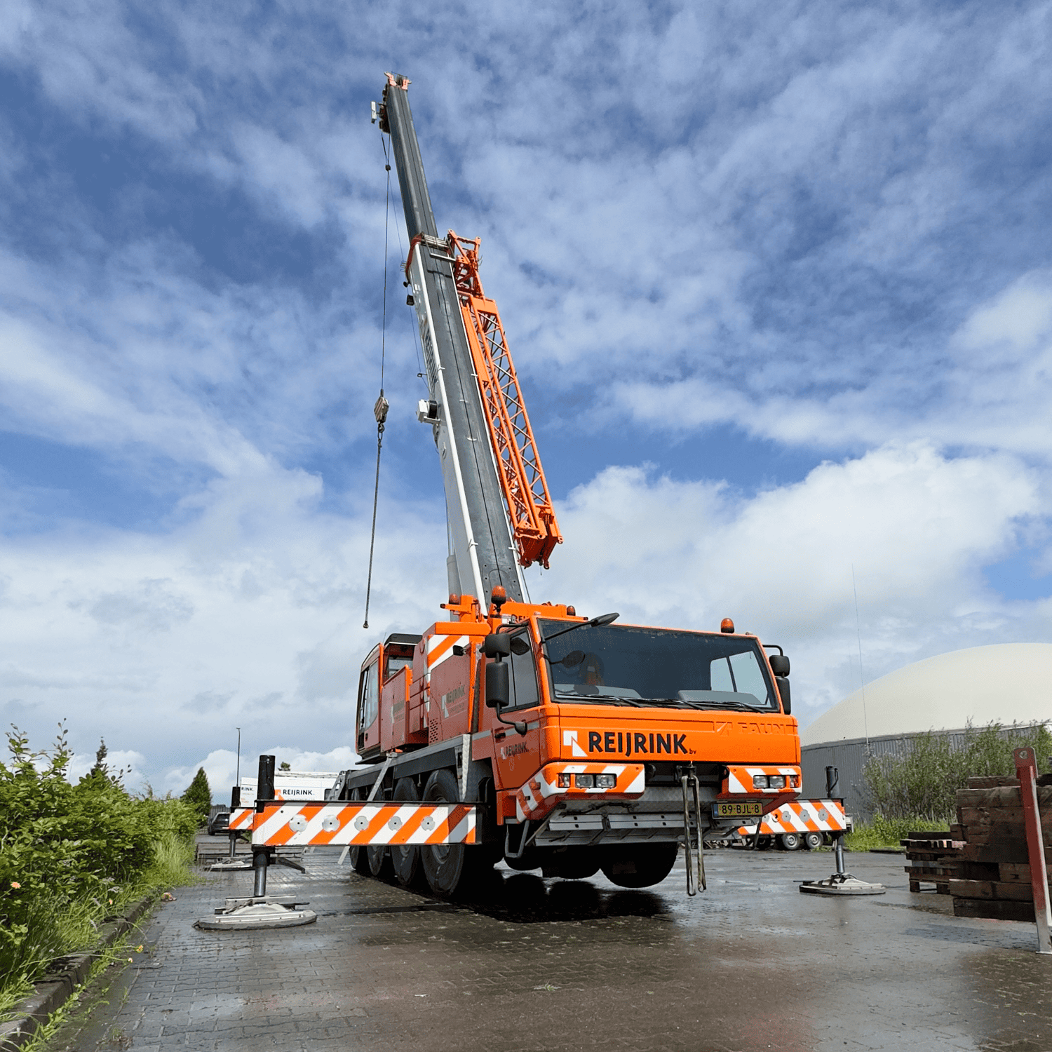Hoogwerker op bouwterrein van Geert-Jan de Kok B.V., gespecialiseerd in hoogtewerkers en bouwmachines.