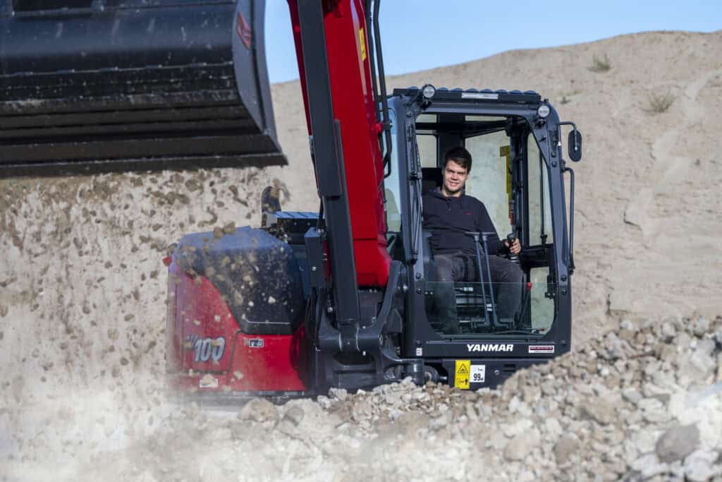 Steengroeve met Yanmar minikraan, krachtige compacte bouwmachine voor grondverzet en werklagen.