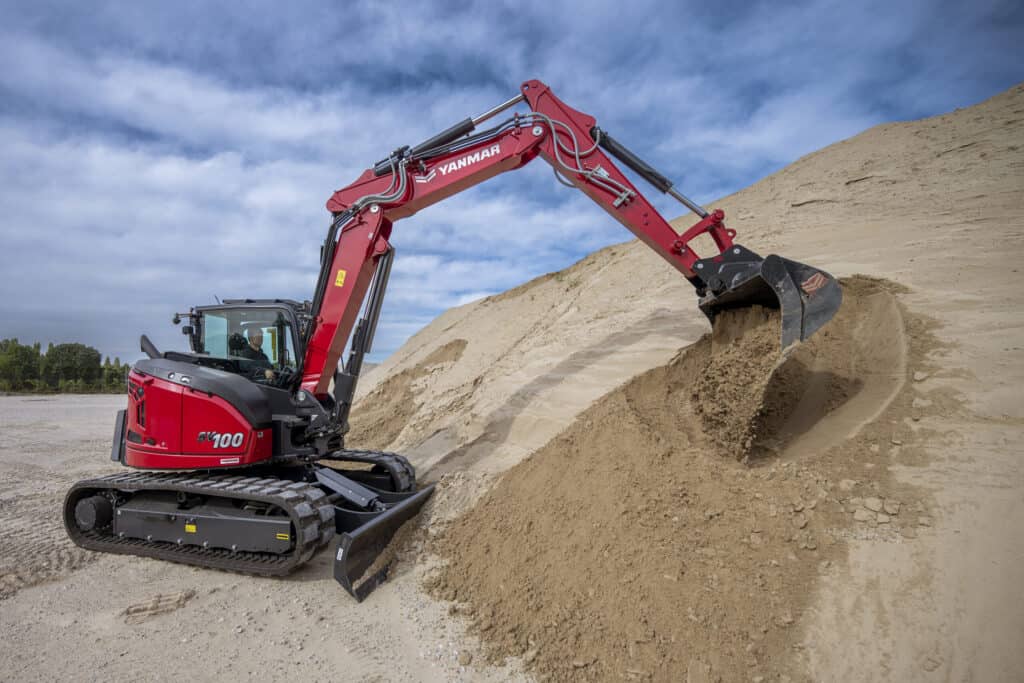Robuuste mini graafmachine van Yanmar in zand, geschikt voor bouw- en grondwerkzaamheden.
