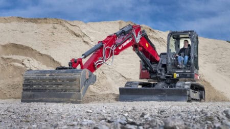 Zware graafmachine op zand- en grindgrond, gespecialiseerd in bouw en infra, bij Geert-Jan de Kok B.V.