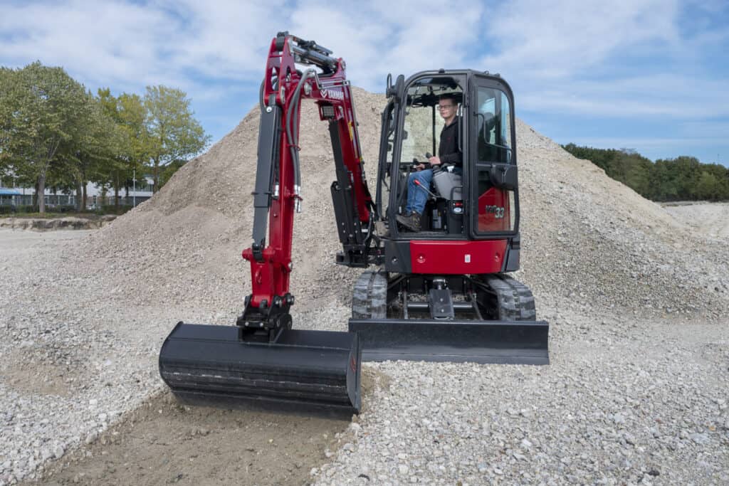 Veelzijdige mini-onderaannemer met compacte graafmachine voor bouw- en grondwerken.