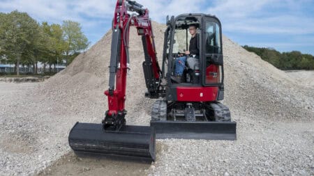 Veelzijdige mini-onderaannemer met compacte graafmachine voor bouw- en grondwerken.