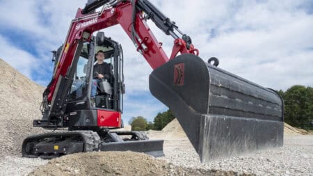 Beton- en graafmachines van Geert-Jan de Kok B.V. voor bouw- en civiele werken.