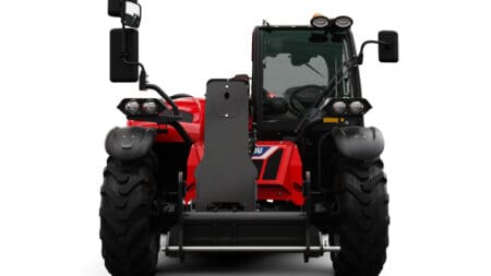 Robuuste rode tractor met cabine en grote banden voor landbouwgebruik.