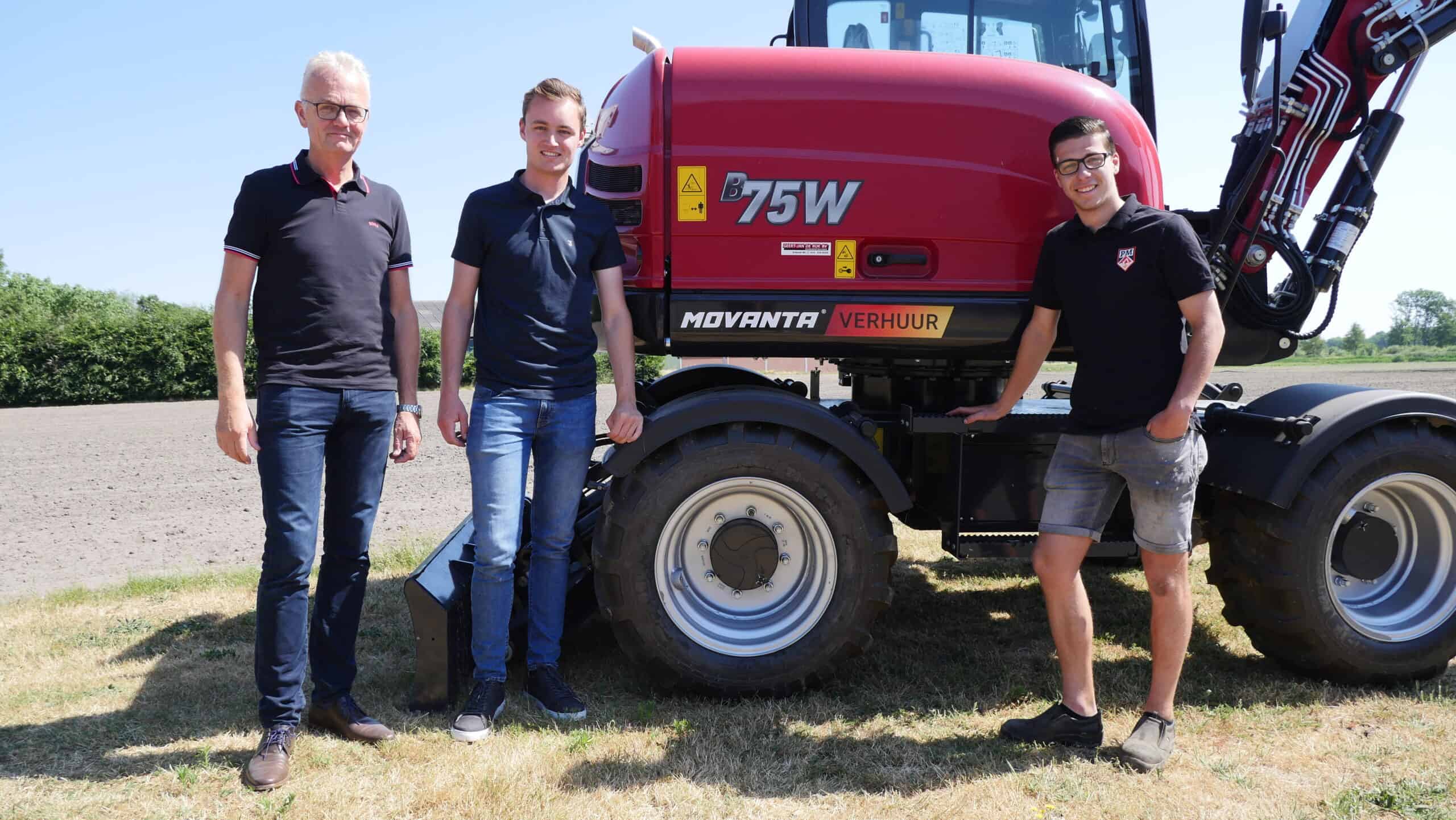 Hoogwaardige landbouwmachine met drie mensen en een tractor op een akker.