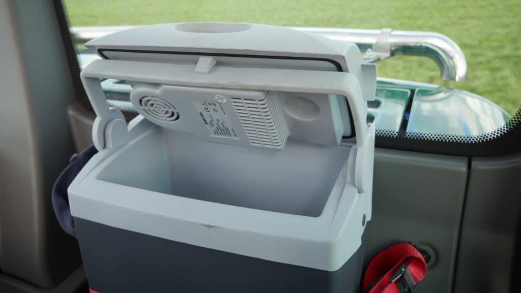 Koelbox in voertuig voor vervoeren van medicijnen of voeding.