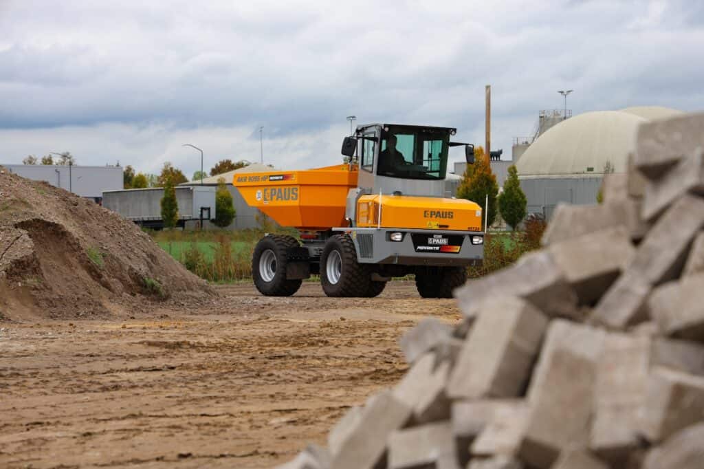 Steenlegger, bouwmaterieel en wegenbouw in actie bij Geert-Jan de Kok B.V. in Nederland.