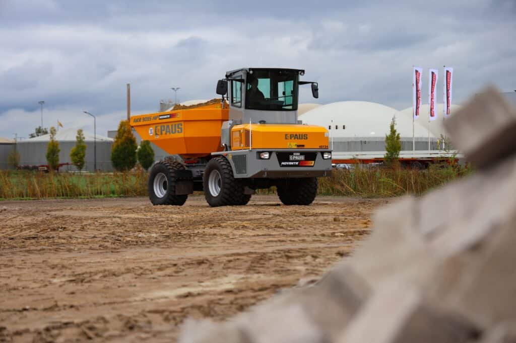Veegomrijder op bouwterrein bij Geert-Jan de Kok B.V. in Nederland, gespecialiseerd in bouw- en grondwerken.