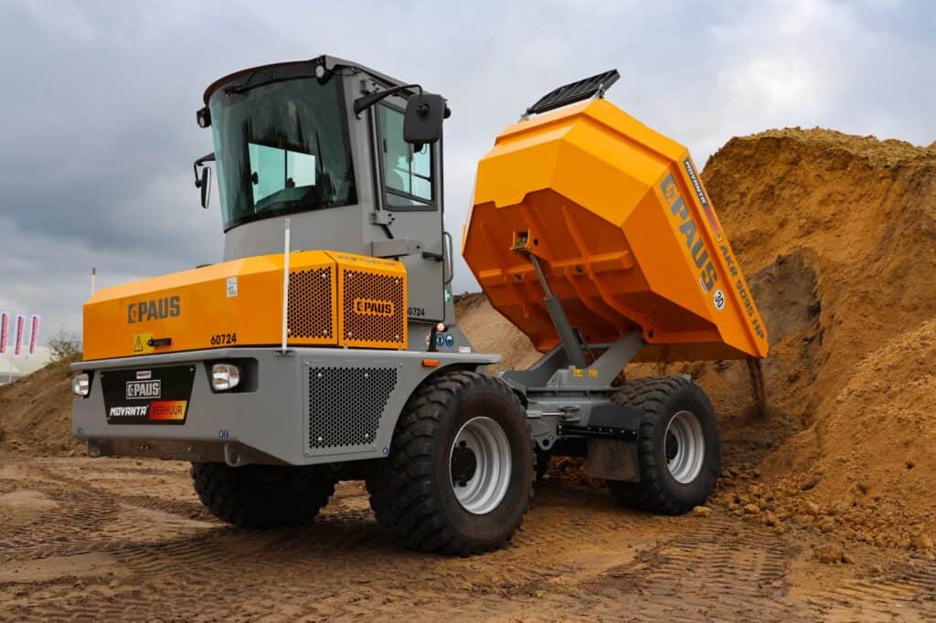 Hoogwaardige graafmachine van PAUS op bouwplaats, met graafbak en zandheuvels, professioneel bouwmaterieel.