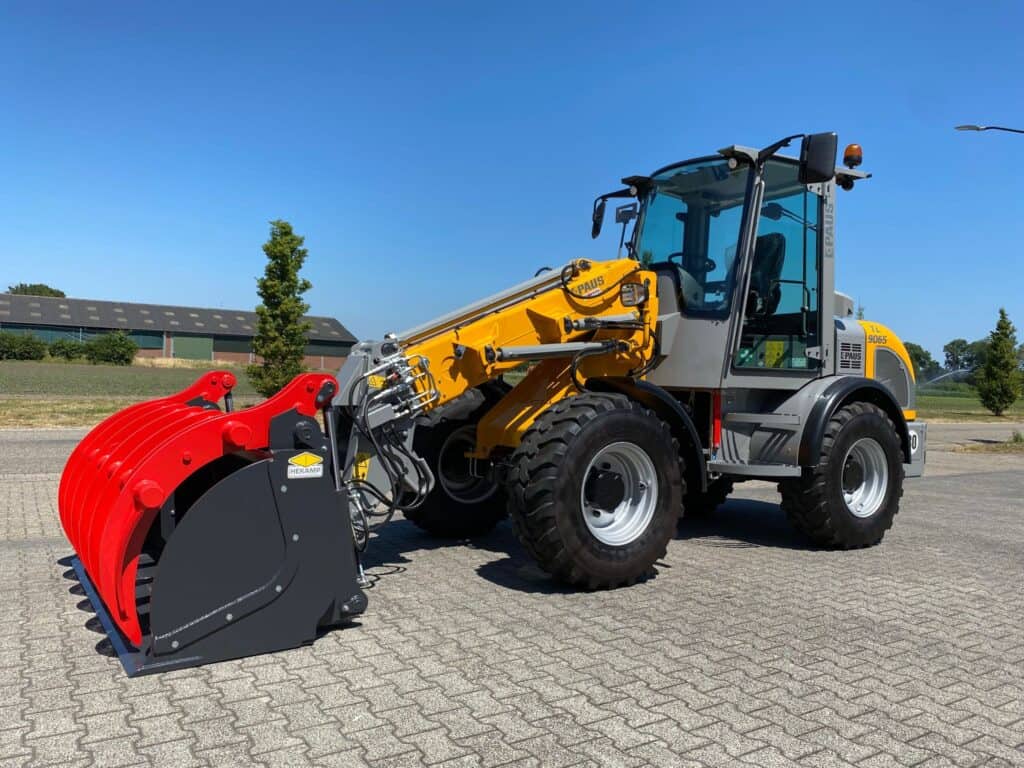 Steengraafmachine van Geert-Jan de Kok B.V. op een heldere dag.