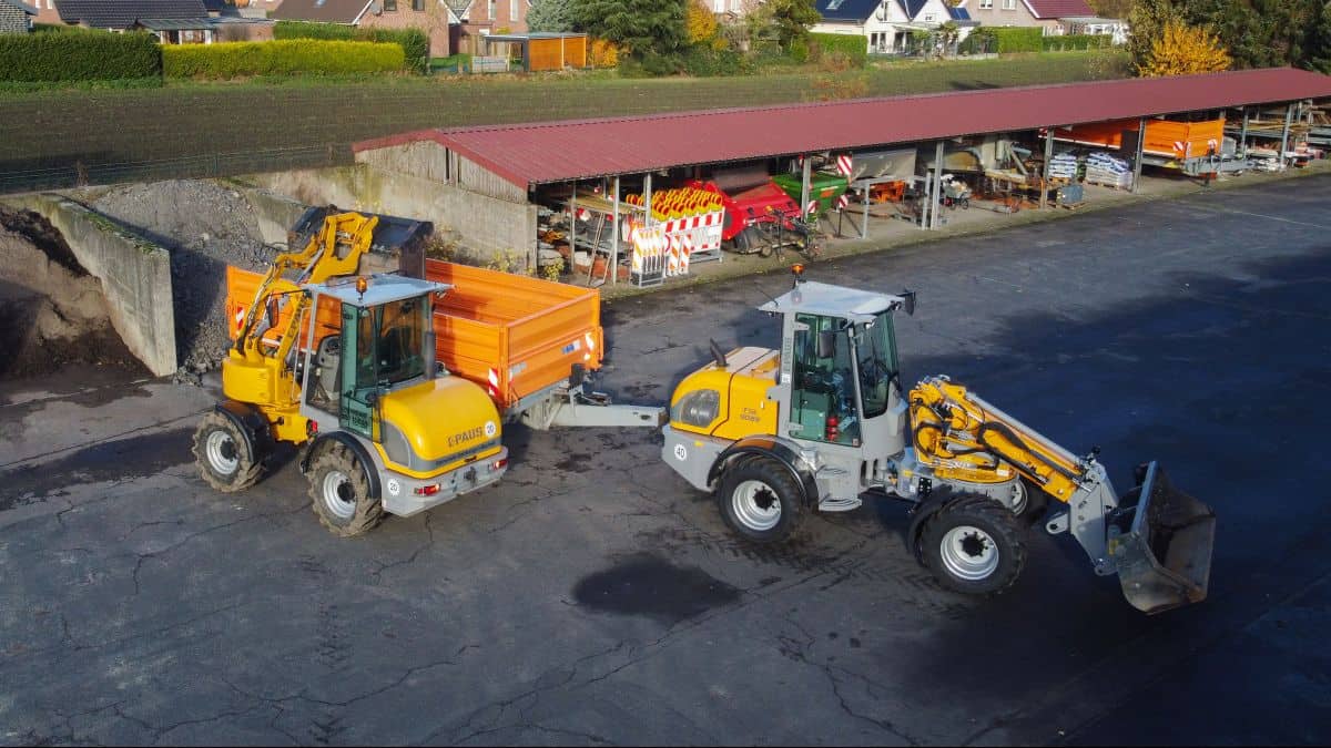 Luchtfoto van grondwerk en ander bouwmaterieel bij Geert-Jan de Kok B.V.