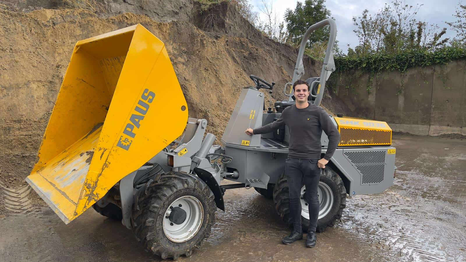 Zwaar bouwmaterieel met miner wagen op een bouwplaats voor grondverzet en bodemsanering.