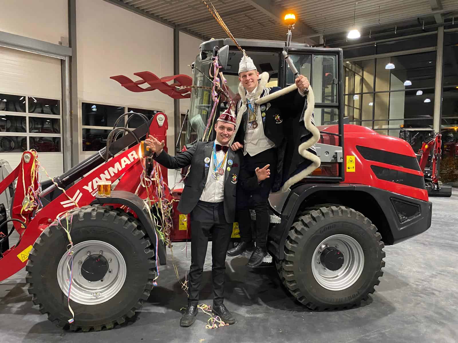 Kasteelheer met feestversiering voor een viering op een grote landbouwwerktuig.