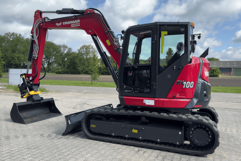 Zeer compacte graafmachine Yanmar SV100 met rubberen rupsen en hydraulische functies voor bouw- en tuinprojecten.