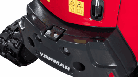 Veiligheidsstickers en bedieningsknoppen op een professionele landbouwmachine.