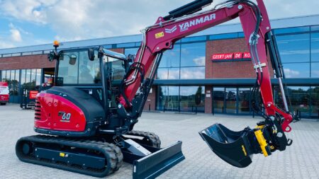 700mm breed mini graafmachine, voorzien van Yanmar en Enerco accessoires, voor zware bouw- en tuinwerkzaamheden.