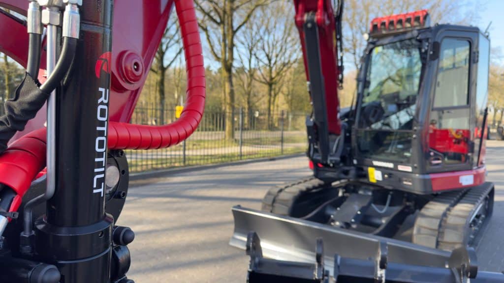 Zwenkbare mini shovel met moderne hydrauliek en cabine, geschikt voor technische werkzaamheden.