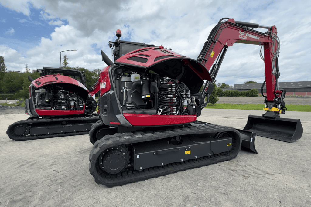Stille van een Yanmar mini-tractorexpert met open motorkap en digitale ondergrond.