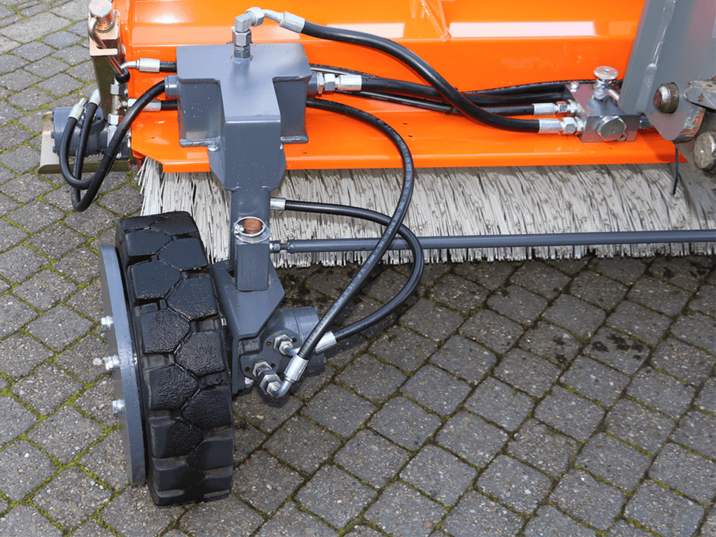 1. Hydraulische bodemborstel voor grond- en straatreiniging.