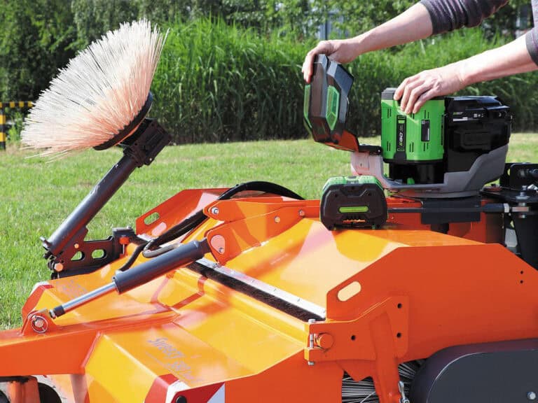 Compact en krachtige tuinmaaier met accu, ideaal voor het onderhouden van gazons en tuinen.