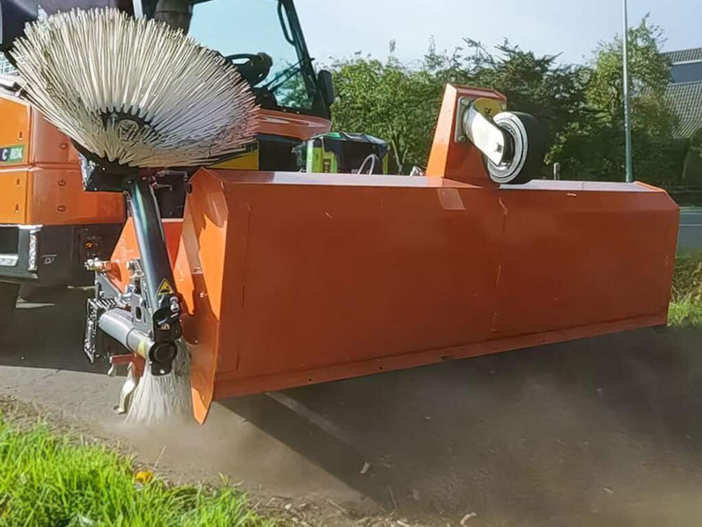 Veegmachine voor straatreiniging, effectief en duurzaam inzetbaar door Geert-Jan de Kok B.V.