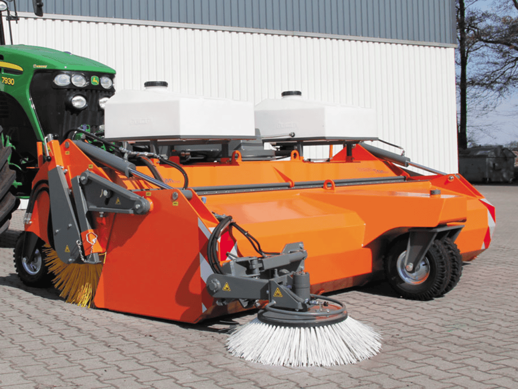 Veegmachine voor tractoren, geschikt voor straat- en terreinreiniging, efficiënte processen, duurzaam en professioneel gebruik.