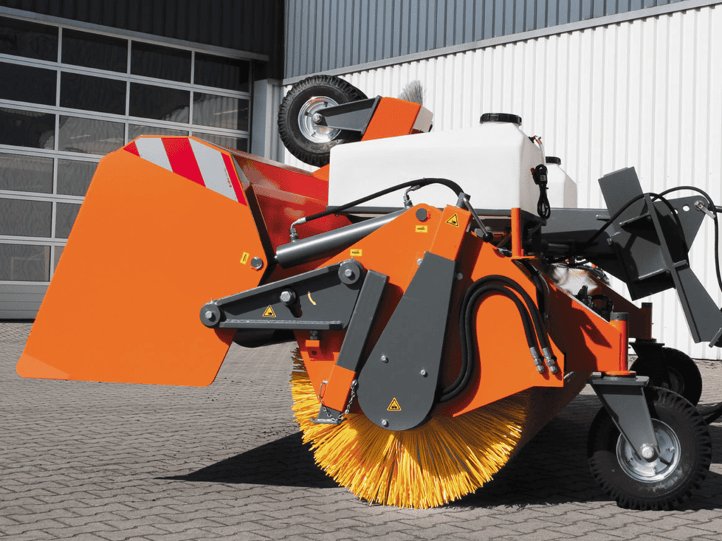 Efficiënte straatborstelmachine voor straatreiniging en afvalverwijdering.