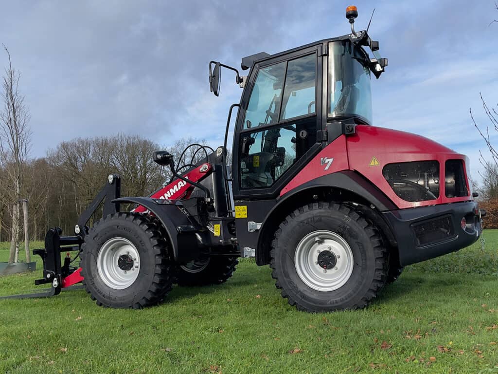 2. Agrarische tractor met cabine op groen veld, klaar voor meerdere toepassingen.