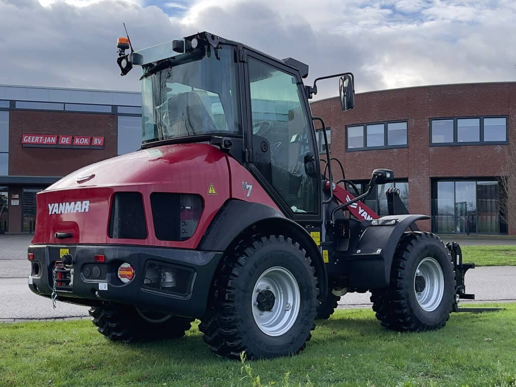 Luchtfoto van een Yanmar-tegelsysteem tractor voor agrarisch gebruik bij Geert-Jan de Kok BV.
