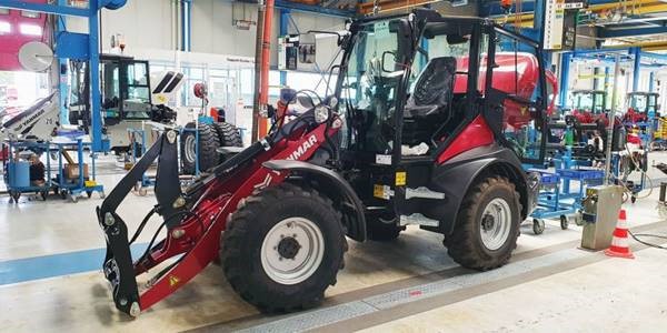 Compacte wiellader voor grondverzet en landbouwtoepassingen, ideaal voor industriestraten.