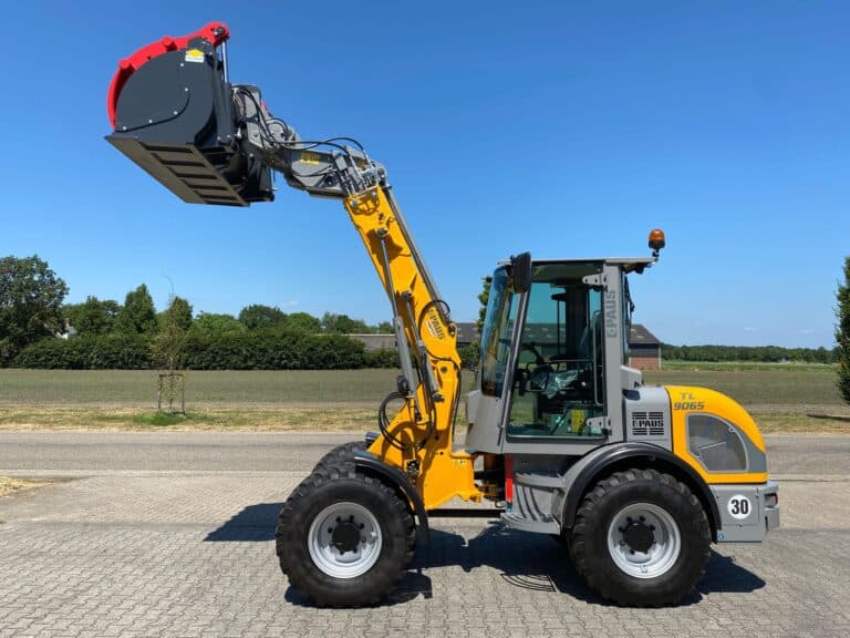 Kleine vorkheftruck met hefboom en cabine voor opslag en logistiek, ideaal voor industriële toepassingen.