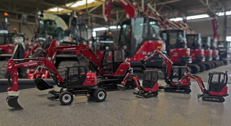 Miniatuur robuuste bouwmachines van Yanmar op display.