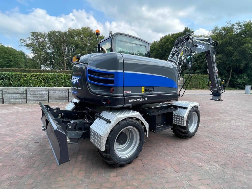 Compacte graafmachine met hefarm, geschikt voor bouw- en tuinprojecten.