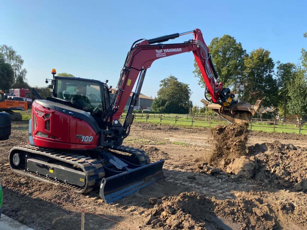 1. Miniere excavator Yanmar SV100 op een bouwplaats, bouwgrond voorbereiden.