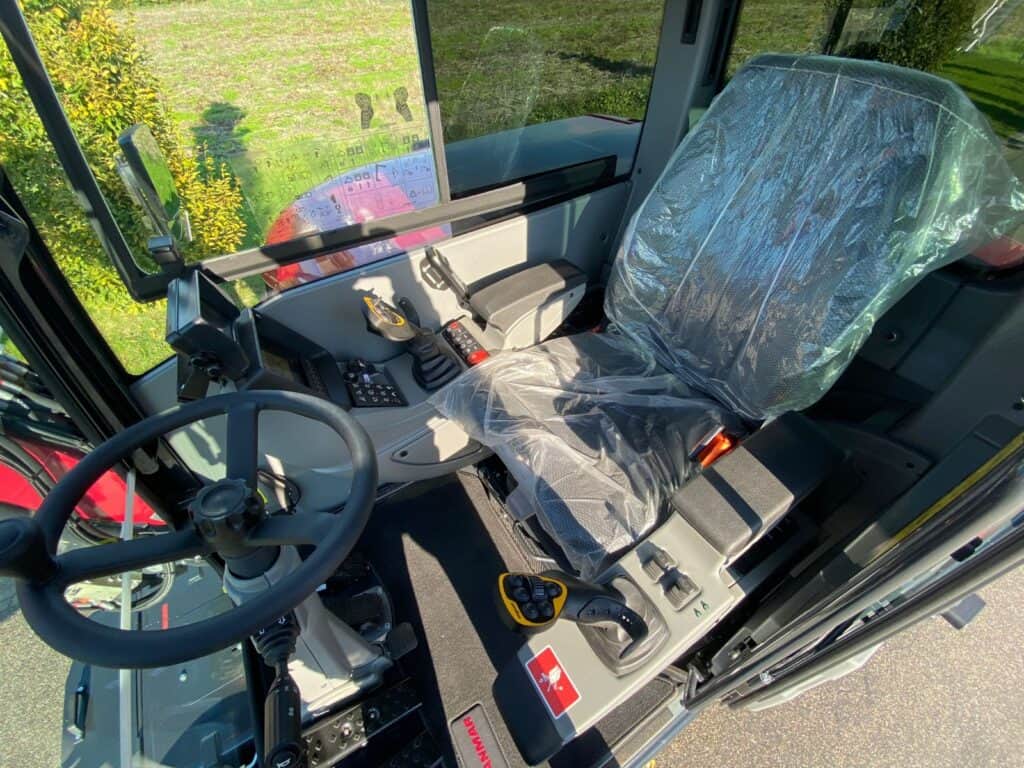 Zou kunnen niet bogen op de inhoud van de afbeelding zelf, maar hier is een SEO-vriendelijke set van teksten op basis van de context van een kabine of besturing van bouw- of landbouwmachines:.