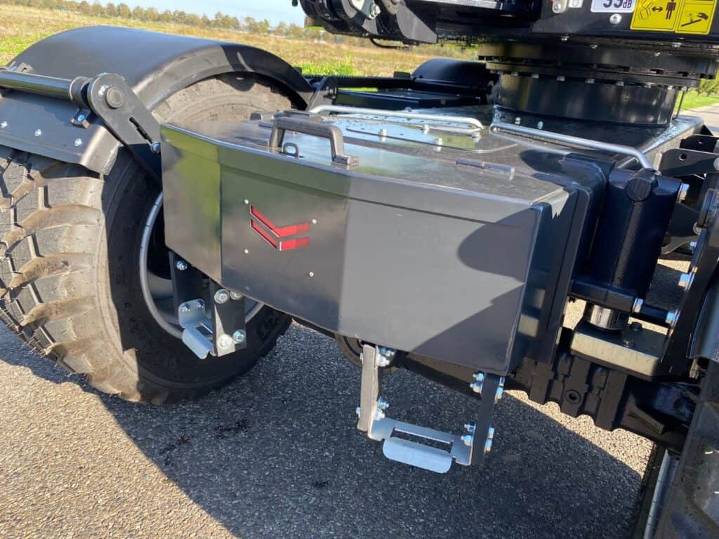 Veiligheidskast en technische componenten op landbouwvoertuig, robuust en duurzaam.