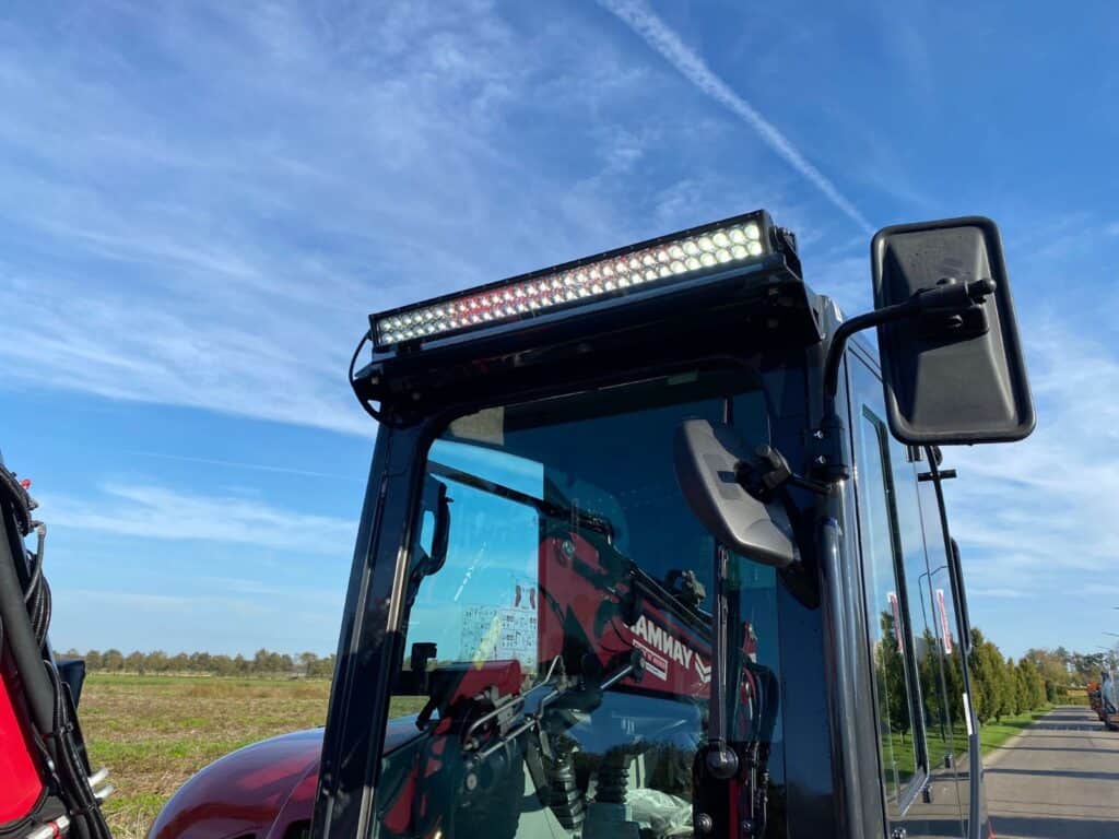 Verlichtingsarmatuur op tractor voor verbeterde zichtbaarheid en veiligheid tijdens het werk.