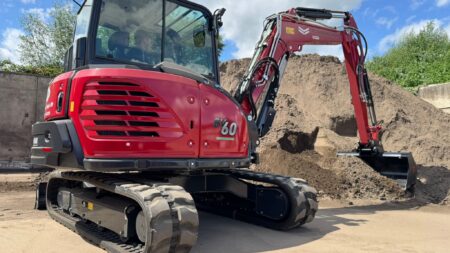 Klein aangedreven graafmachine voor bouw en grondwerk, geschikt voor diverse projecten.