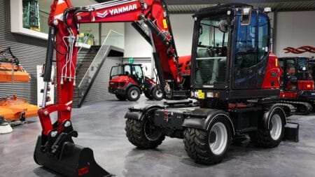 1. Kleurenrijk Yanmar mini graafmachine in showroom met landbouwmachines.