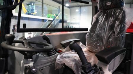 1. Moderne cabine van tractor, accessoires en stuurwiel met beschermfolie.