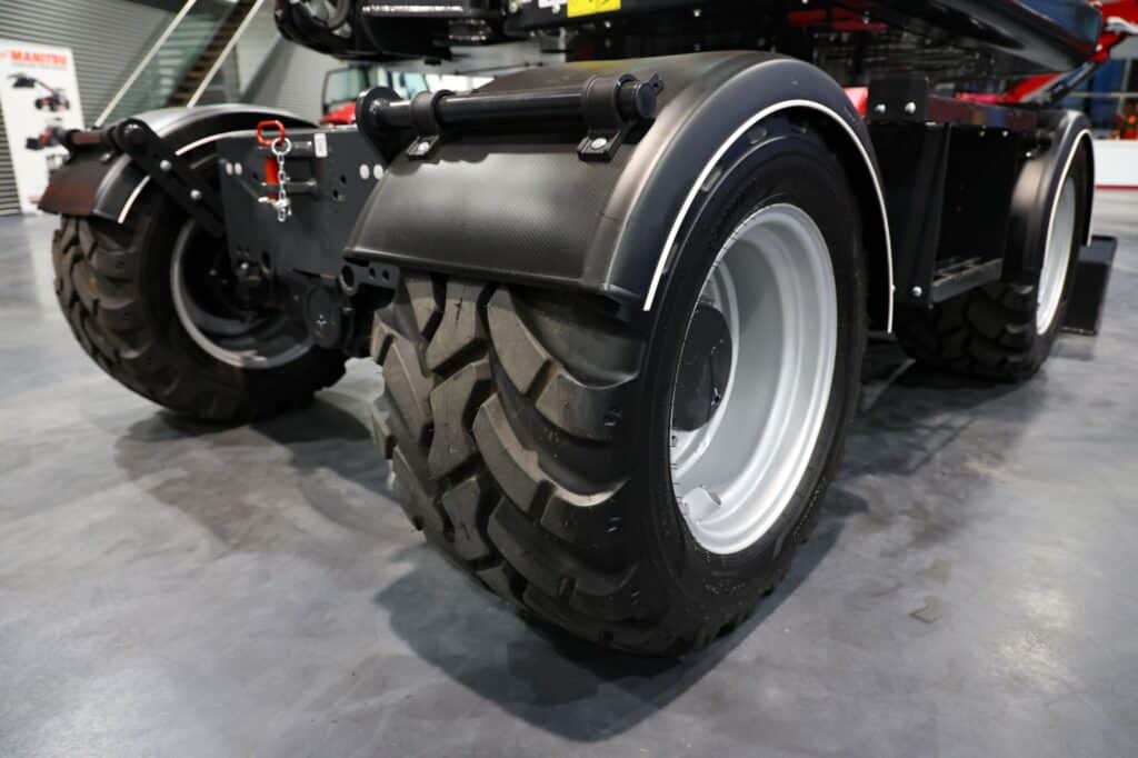 Robuuste all-terrain vorkheftruc met grote banden en krachtige wielen voor zware logistieke werkzaamheden.