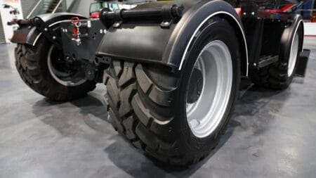 Robuuste all-terrain vorkheftruc met grote banden en krachtige wielen voor zware logistieke werkzaamheden.