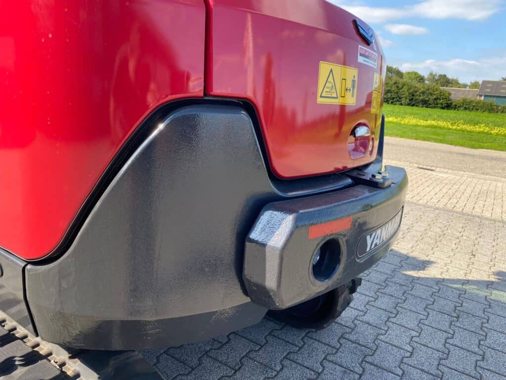 Moderne rode krachtpatser met veiligheidsstickers en robuuste bumper.