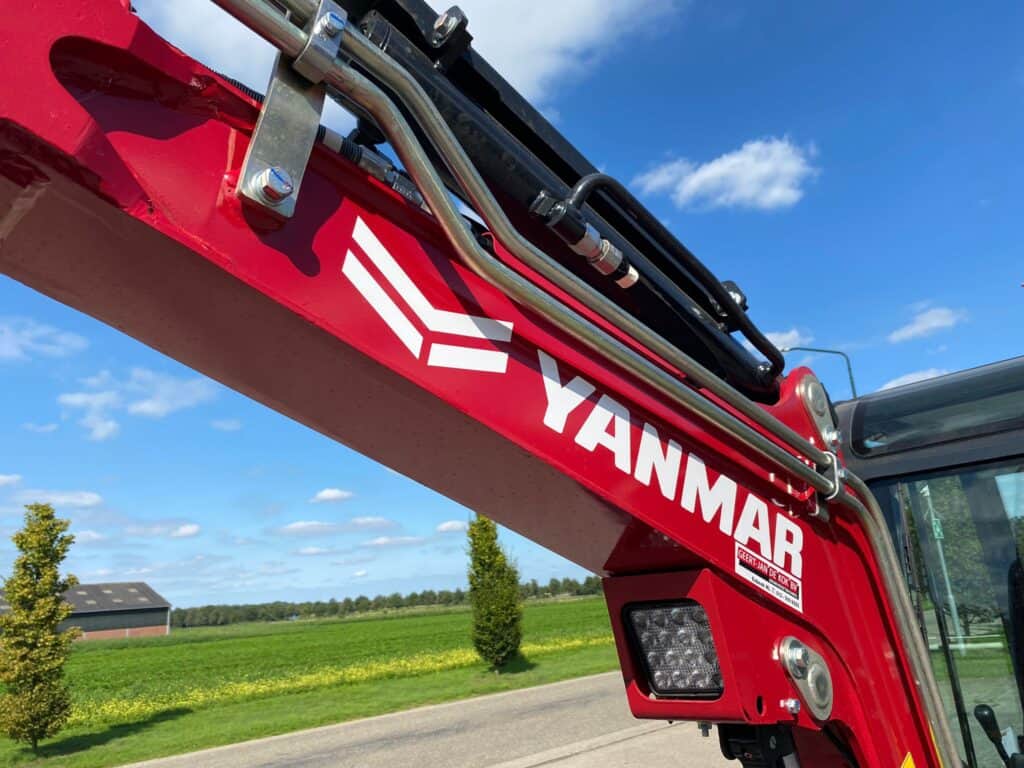 Kranarm met Yanmar logo op landbouwmachine, geschikt voor zware werkzaamheden, onderhouden door Geert-Jan de Kok B.V.